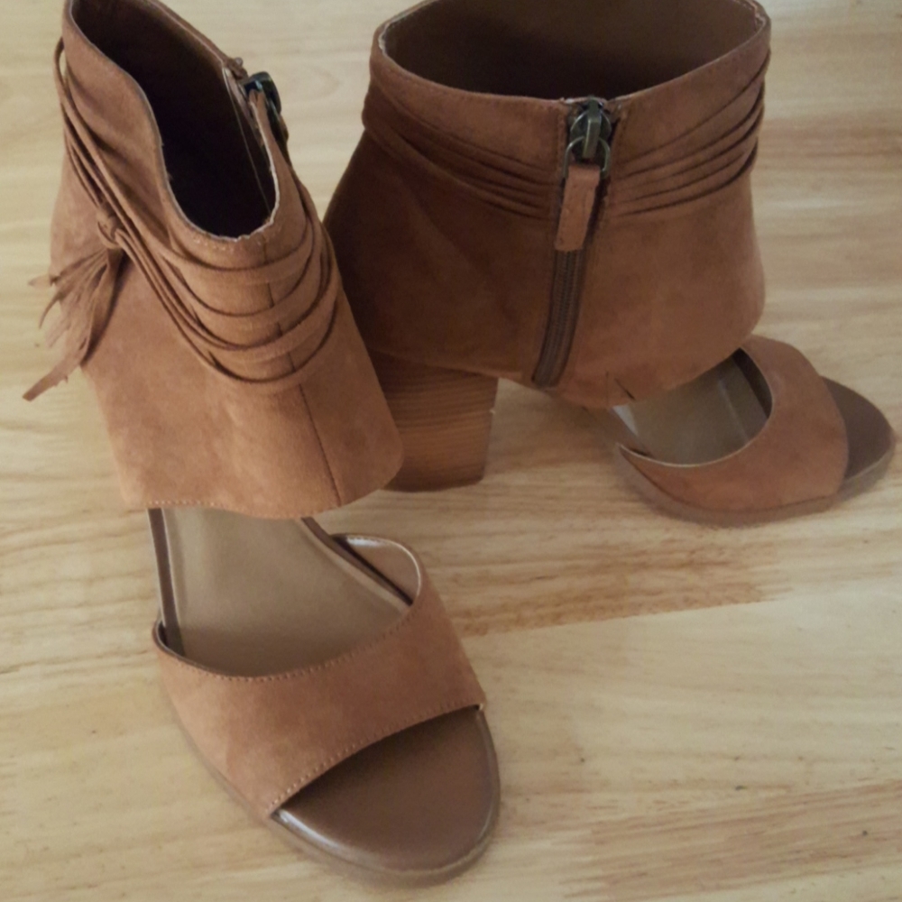 NEW IN BOX.  Crown Vintage shoes